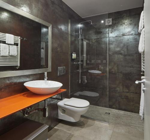 y baño con aseo, lavabo y ducha. en pilliku apartamentua garaje incluido, en Orio
