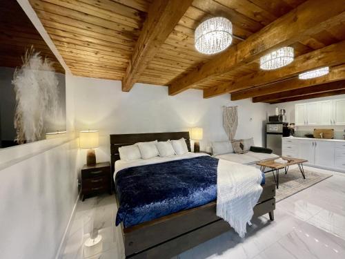 sypialnia z dużym łóżkiem i kuchnią w obiekcie Waterfront Hot Tub Firepit King Bed - 6h w mieście Ucluelet