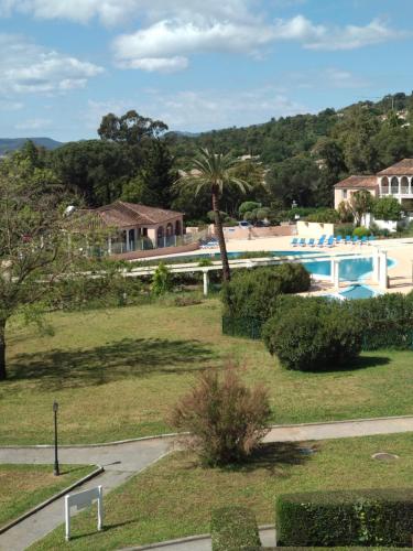 - une vue sur un complexe avec une piscine dans l'établissement Appartement les Parcs de Grimaud golfe de St TROPEZ , avec une chambre, à Grimaud