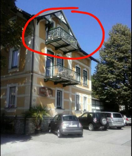 a red circle surrounds a building with cars parked in front at Apartment Barbara in Velden am Wörthersee