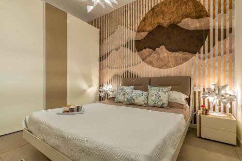 1 dormitorio con 1 cama y una gran pintura en la pared en Luxury Sofia Home Alghero, en Alghero