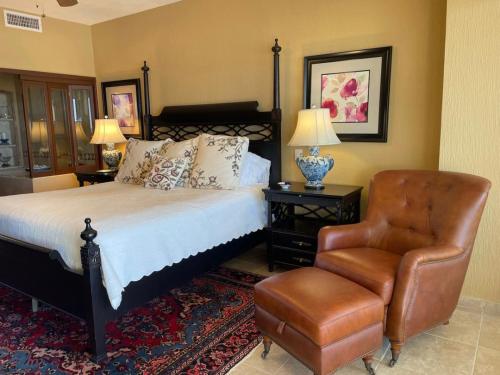un dormitorio con una cama y una silla en Sonoran Sky 203 Spacious Elegant Beauty, en Puerto Peñasco