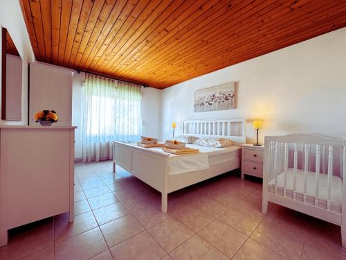 Posteľ alebo postele v izbe v ubytovaní Apartment in Murter with sea view, terrace, air conditioning, Wifi 5026-3