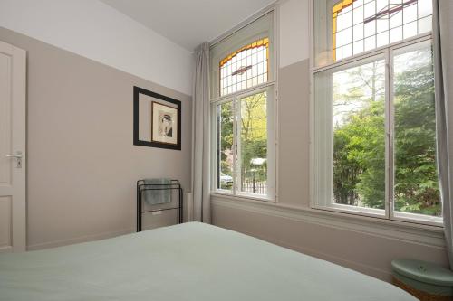 Ένα ή περισσότερα κρεβάτια σε δωμάτιο στο Cosy Dutch Delight Apartment