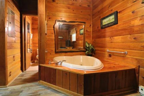 Phòng tắm tại Alpine Mountain Sweetheart Cabin Jacuzzi #6