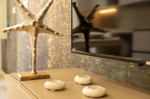 una estrella de mar en una mesa frente a un espejo en Luxury Sofia Home Alghero, en Alghero