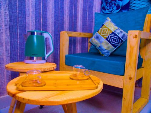 una mesa con una licuadora y dos vasos. en Dakar International House en Dakar
