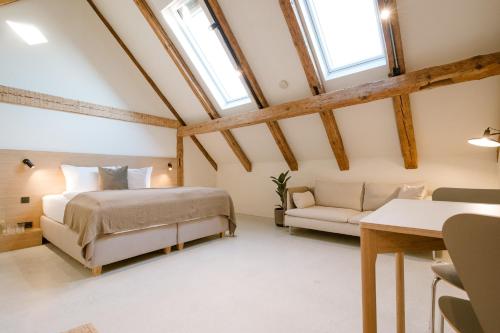 - une chambre avec un lit et un canapé dans l'établissement Studio Nummer Zwei, à Windischeschenbach