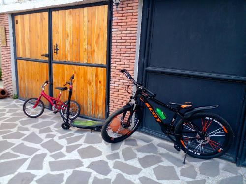 dos bicicletas están estacionadas al lado de una puerta en Guesthouse Giorgi, en Telavi