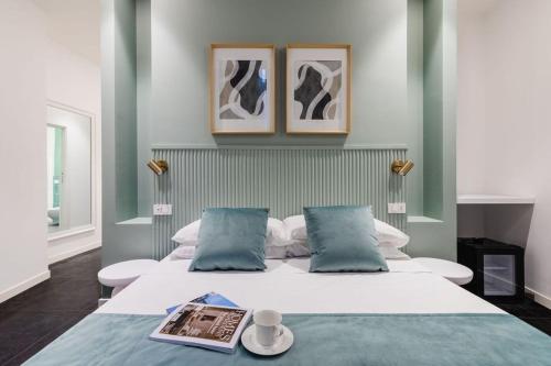 ナポリにあるEpoca Suites Napoliのベッドルーム1室(ベッド1台、本付)