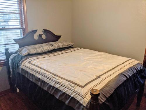 - une chambre avec un lit doté d'une tête de lit bleue dans l'établissement Cozy 2 BR House in Davenport, à Davenport