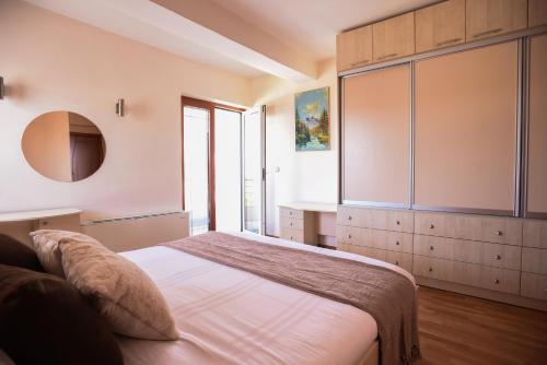 1 dormitorio con 1 cama y armario grande en Petrovski's Residence, en Bitola