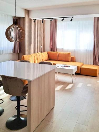 - un salon avec un canapé et une table dans l'établissement Luxurious 1BR Apartment with Elevator Near Lake Ohrid, à Ohrid