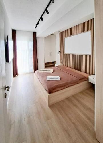 - une grande chambre avec un grand lit dans l'établissement Luxurious 1BR Apartment with Elevator Near Lake Ohrid, à Ohrid