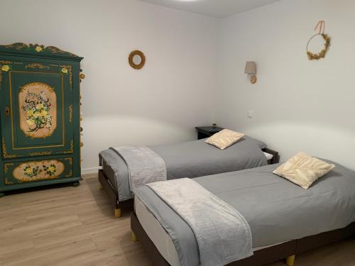 Tempat tidur dalam kamar di Les Rives du Château, 90m2, vue sur le canal