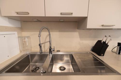 - un évier en acier inoxydable dans la cuisine dans l'établissement Chez fabrice, à Rueil-Malmaison