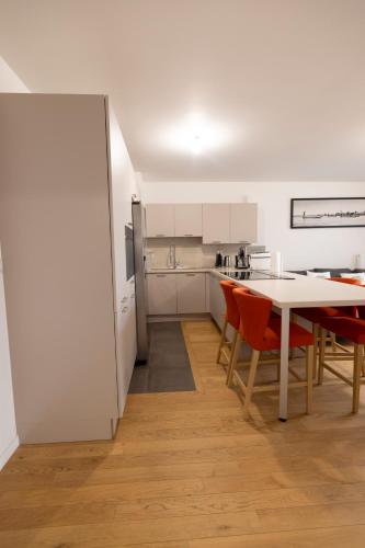 une cuisine et une salle à manger avec une table et des chaises dans l'établissement Chez fabrice, à Rueil-Malmaison