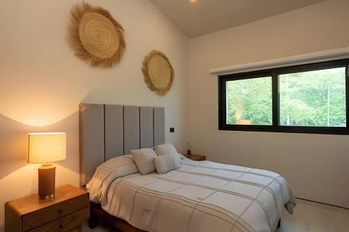 une chambre avec un lit avec une lampe et une fenêtre dans l'établissement New! Fluvial Casa con Alberca, à Bucerías