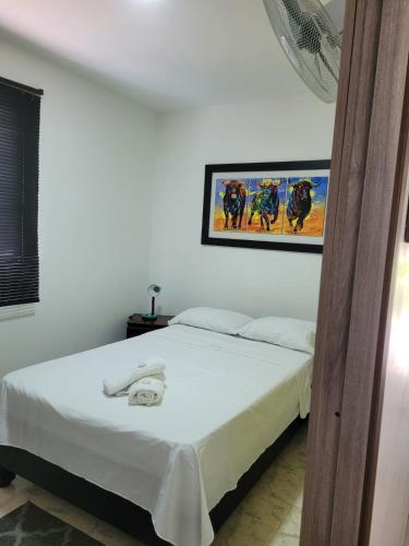 sypialnia z 2 łóżkami i zdjęciem na ścianie w obiekcie HOSTAL S Y S w mieście Cali