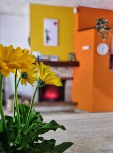 a bunch of yellow flowers in a vase on a table at La Casina di Sotto in Castelnuovo di Garfagnana