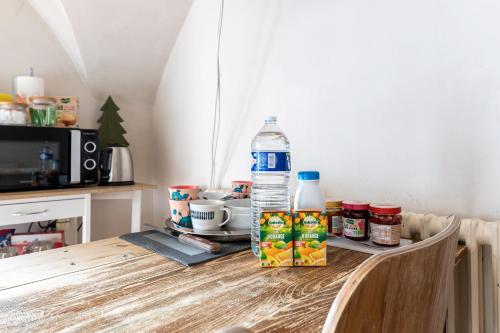 - une table avec une bouteille d'eau et de la nourriture dans l'établissement Bed end breakfast du centre, à Bourg-Saint-Maurice