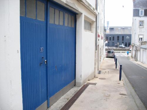 a blue door on the side of a building at Hôtel Modern in Concarneau