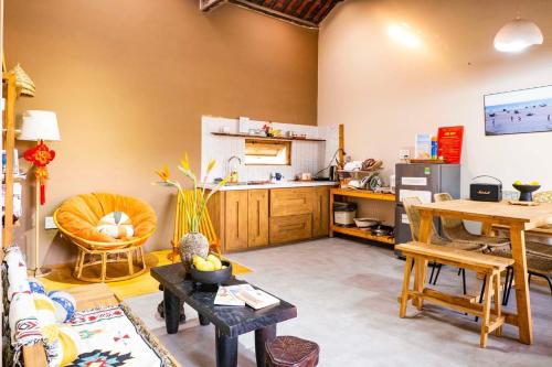 a living room with a kitchen and a table at Hiên Cát homestay in Hue