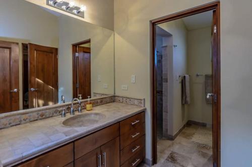 łazienka z umywalką i dużym lustrem w obiekcie Chris Casa del Sol San José del Cabo, 5 Bedroom Private Pool and Spa w mieście San José del Cabo
