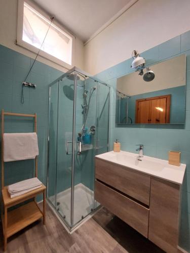 a bathroom with a sink and a shower at Rustico Via del Sole 13 in Amandola