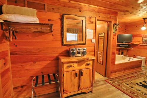 Η κουζίνα ή μικρή κουζίνα στο Alpine Mountain Sweetheart Cabin Jacuzzi #7