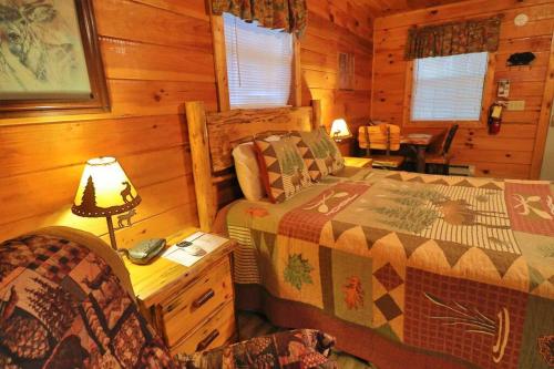 Ένα ή περισσότερα κρεβάτια σε δωμάτιο στο Alpine Mountain Sweetheart Cabin Jacuzzi #7