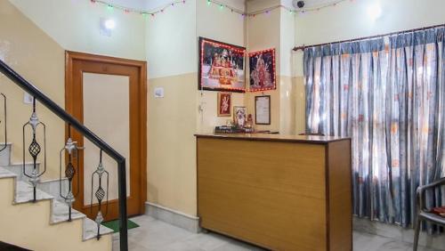 Zimmer mit einer Treppe und einer Treppe in der Unterkunft Aman guest house in Katra