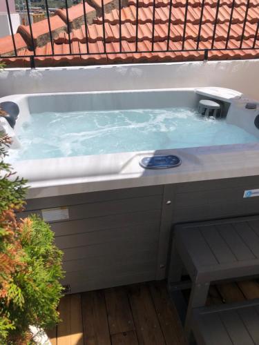 une baignoire jacuzzi installée dans un jardin dans l'établissement Evagelia's Villas, à Skopelos