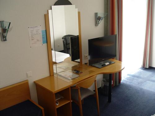 TV a/nebo společenská místnost v ubytování Hotel am Weiher