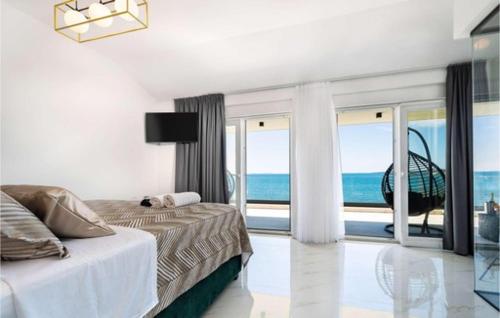una camera da letto con un letto e vista sull'oceano di Luxurious beachfront Villa with sea view - by TA Leut Agency a Privlaka (Brevilacqua)