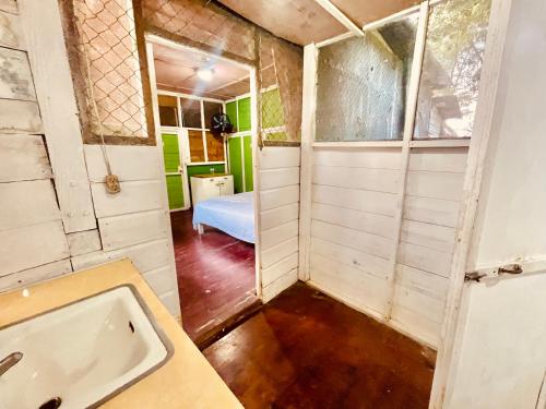 Ένα μπάνιο στο HOTEL BACKPACKERS RIO DULCE