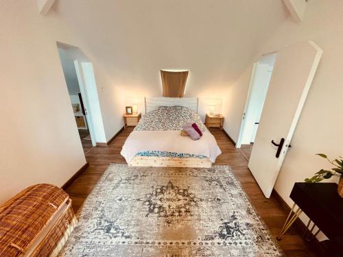 - une chambre avec un lit et un grand tapis dans l'établissement Pomme d'api - 319, à Rouen