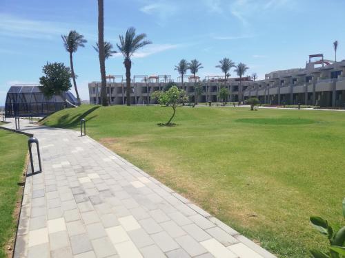 a park with palm trees in front of a building at Chalet NEMO, vista mare, Sharks Bay, Sharm el Sheikh in Sharm El Sheikh