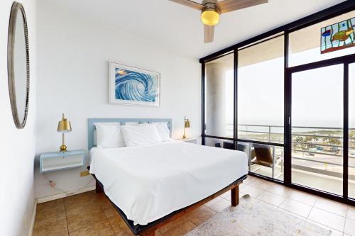 Un dormitorio con una cama con vista al mar. en Sunchase IV #907, en South Padre Island