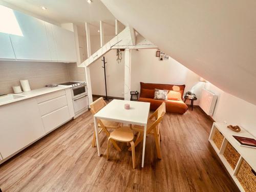 une cuisine et une salle à manger avec une table et des chaises dans l'établissement Pomme d'api - 319, à Rouen