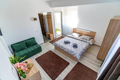 een woonkamer met een bed en een bank bij Casa DARYA-24h Check-in in Boekarest