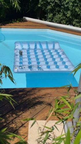 un banc bleu posé sur un plancher en bois dans l'établissement Bretzel et Cigogne, à Ostheim