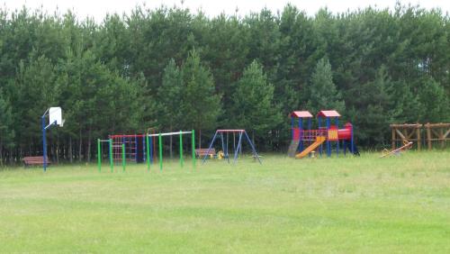 un parco giochi con giochi colorati in un campo di Qubalonka Saunarium Bory Tucholskie a Karsin