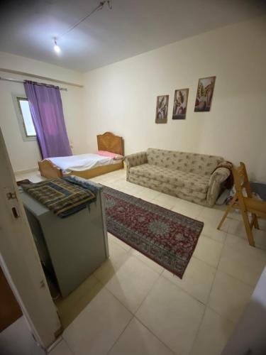 uma sala de estar com um sofá e uma mesa em Home north cost em Sīdī Sālim