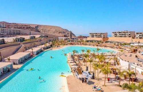 an aerial view of a resort pool with palm trees at Ilmontegalala in Ain Sokhna