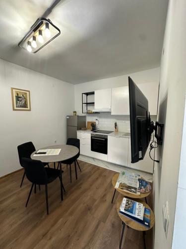 カシュテラにあるRonia apartmentのリビングルーム(テーブル、椅子付)、キッチン