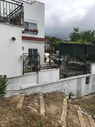 Casa blanca con 2 balcones y patio en Villa Milka en Utjeha