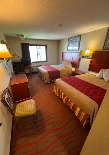 Una cama o camas en una habitación de Mitchell Inn