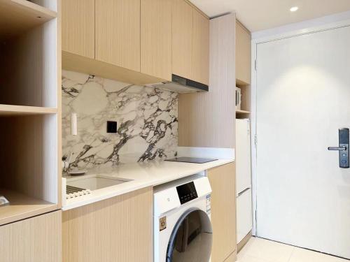 a kitchen with a washer and dryer in a room at 同济佳苑公寓 in Shanghai