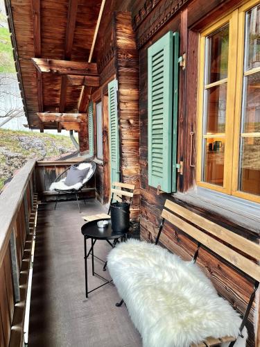 Posezení v ubytování zentrale, gemütliche Wohnung im Schweizer Stil I Bergblick